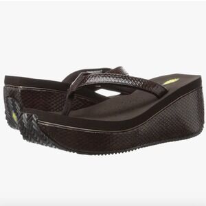 Volatile Womens Digs Wedge Sandal Brown Snakeskin Platform Flip Flop Thong 10